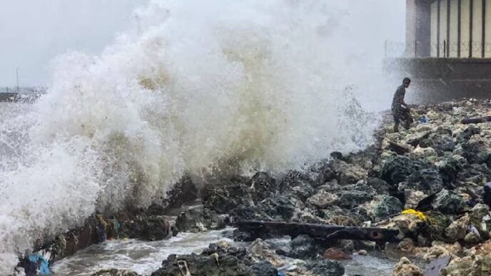 Cyclone Ditwah leaves 123 dead in Sri Lanka, moves toward Tamil Nadu